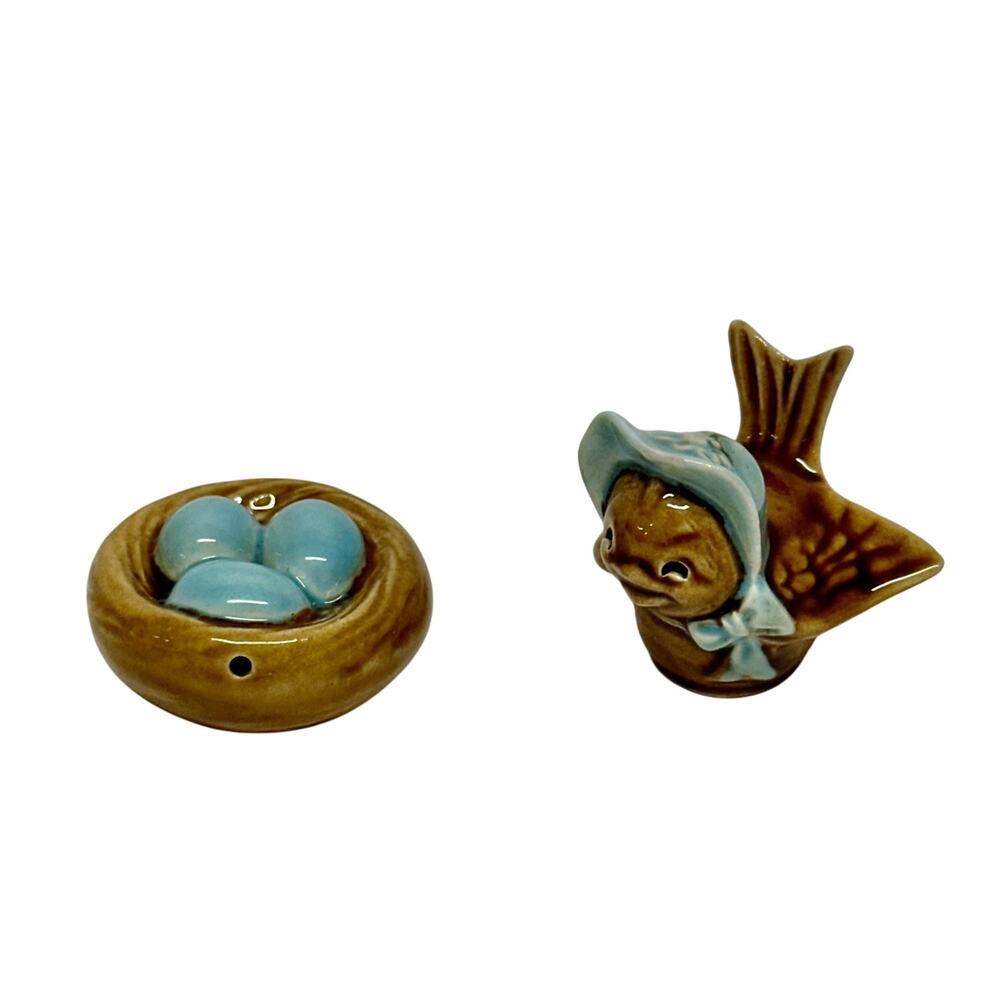 Vtg Ceramic Brown Bird Blue Bonnet Nest W/ Blue Eggs Salt & Pepper Shakers